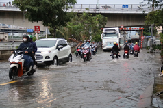 Triều cường cao kèm theo mưa, làm gì để người lái xe thoát khỏi vùng ngập 