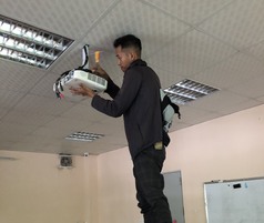 Thợ thi công lắp đặt máy chiếu tại nhà Hà Nội 