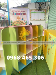 Tủ gỗ đựng chăn gối mầm non, tủ cặp dép trẻ em bằng gỗ 