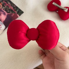 7 Lý Do Kẹp Tóc Nơ Đỏ Chính Là Phụ Kiện  Gây Thương Nhớ . 