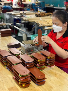 Gia công đồ da cho brand mới   XTC hỗ trợ thiết kế và sản xuất 