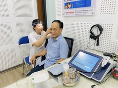 Nghe kém một chút thôi mà chắc chưa cần đeo máy đâu 