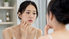 Kem chống nắng bị vón khi kết hợp với skincare: Cơ chế và cách hạn chế 