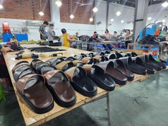 Xưởng sản xuất dép da nhận dập logo riêng theo mẫu cho shop thời trang 