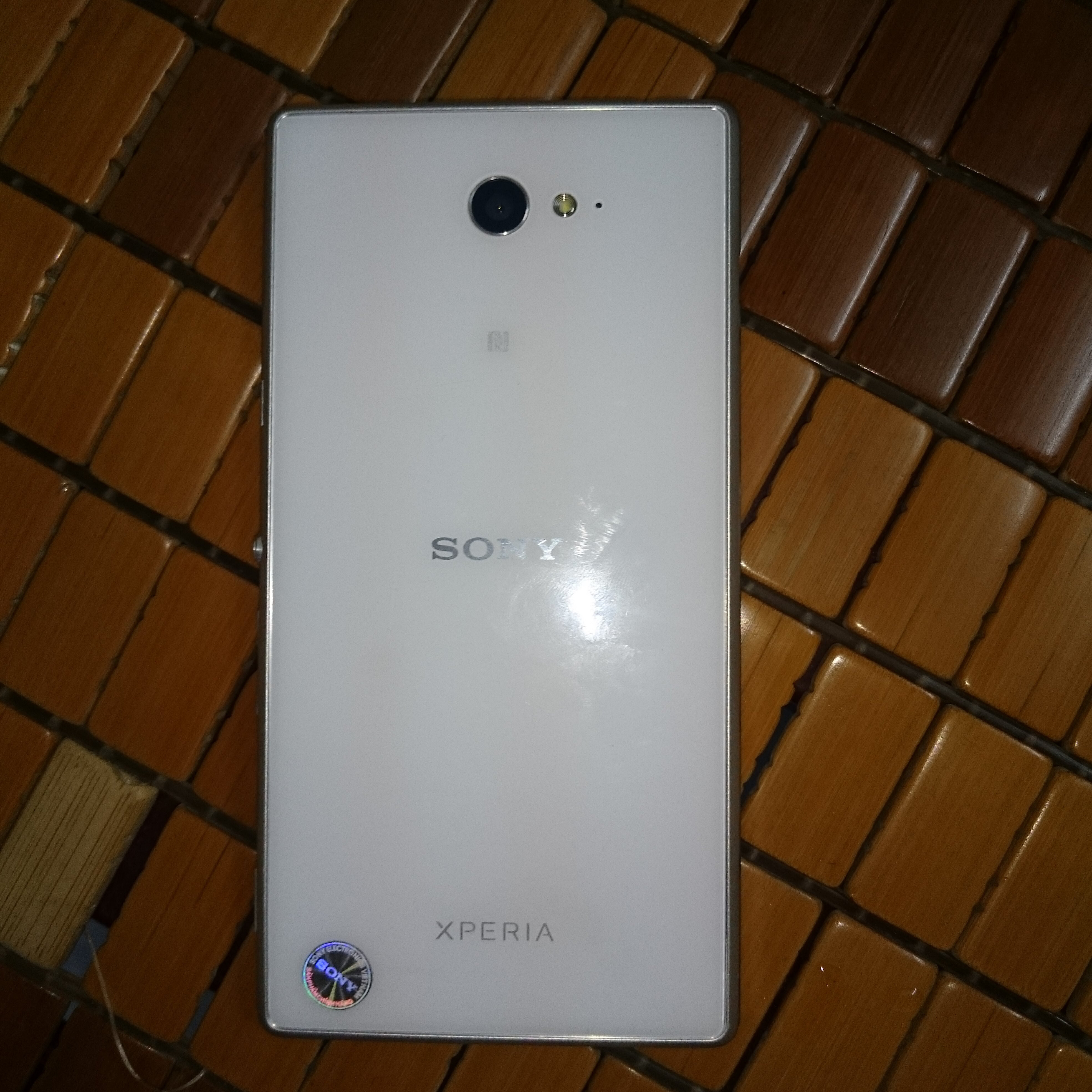 1 Sony xperia m2 màu trắng chính hãng còn bảo hành tới cuối tháng 12 đây...