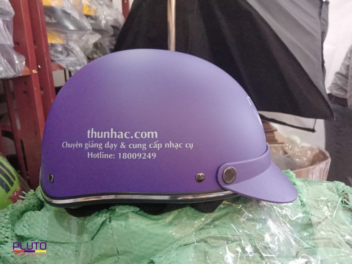 In logo lên mũ bảo hiểm theo yêu cầu