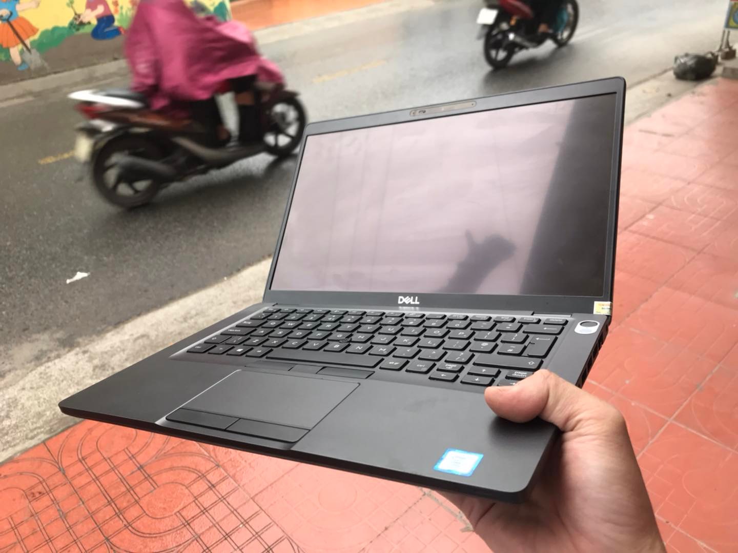 1 Dell Latitude 5400  Intell Core i7 8665U vPro/ 8G/ 256G SSD/ 14.0 FHD IPS