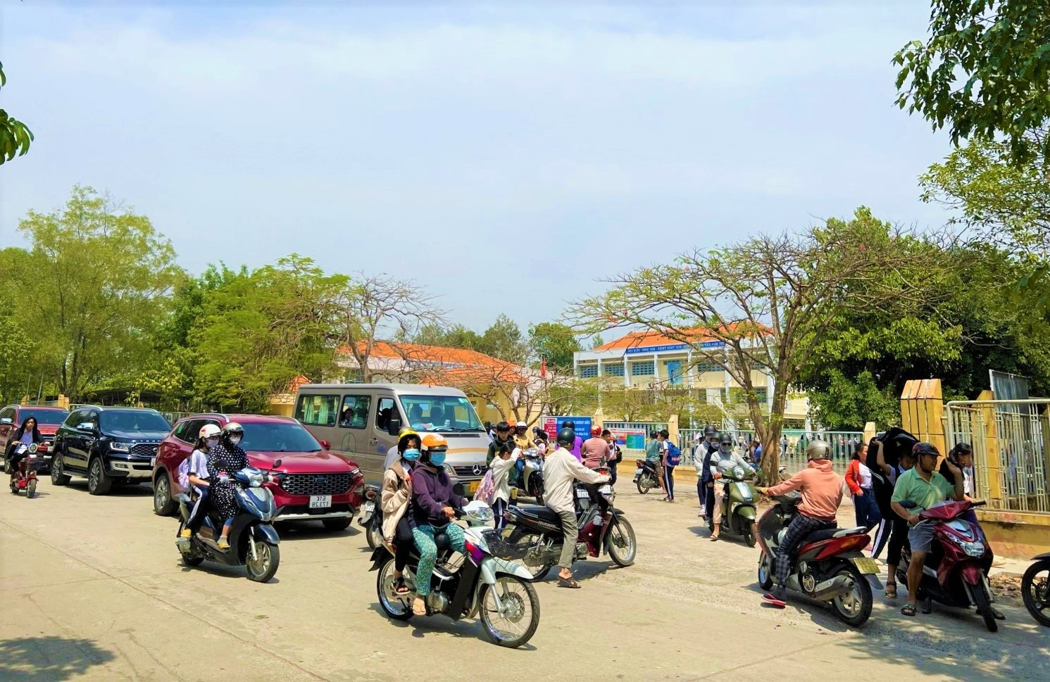 4 Tôi Chủ Bán Gấp 700m2 T/CƯ 100,Gần Đại Học Thủ Dầu Một Bình Dương, SHR,Đường Nhựa