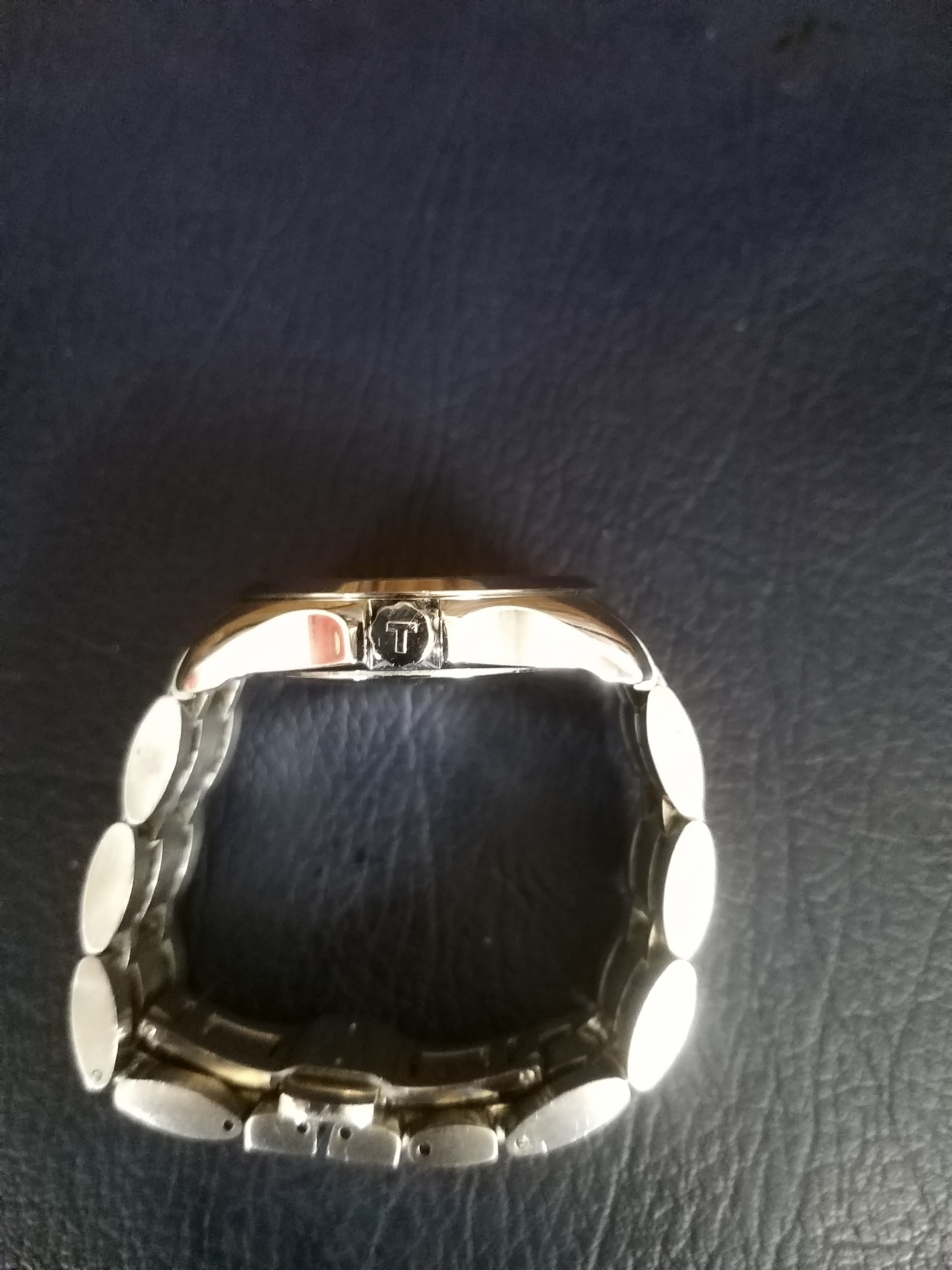 6 Đồng hồ nam hiệu TISSOT.