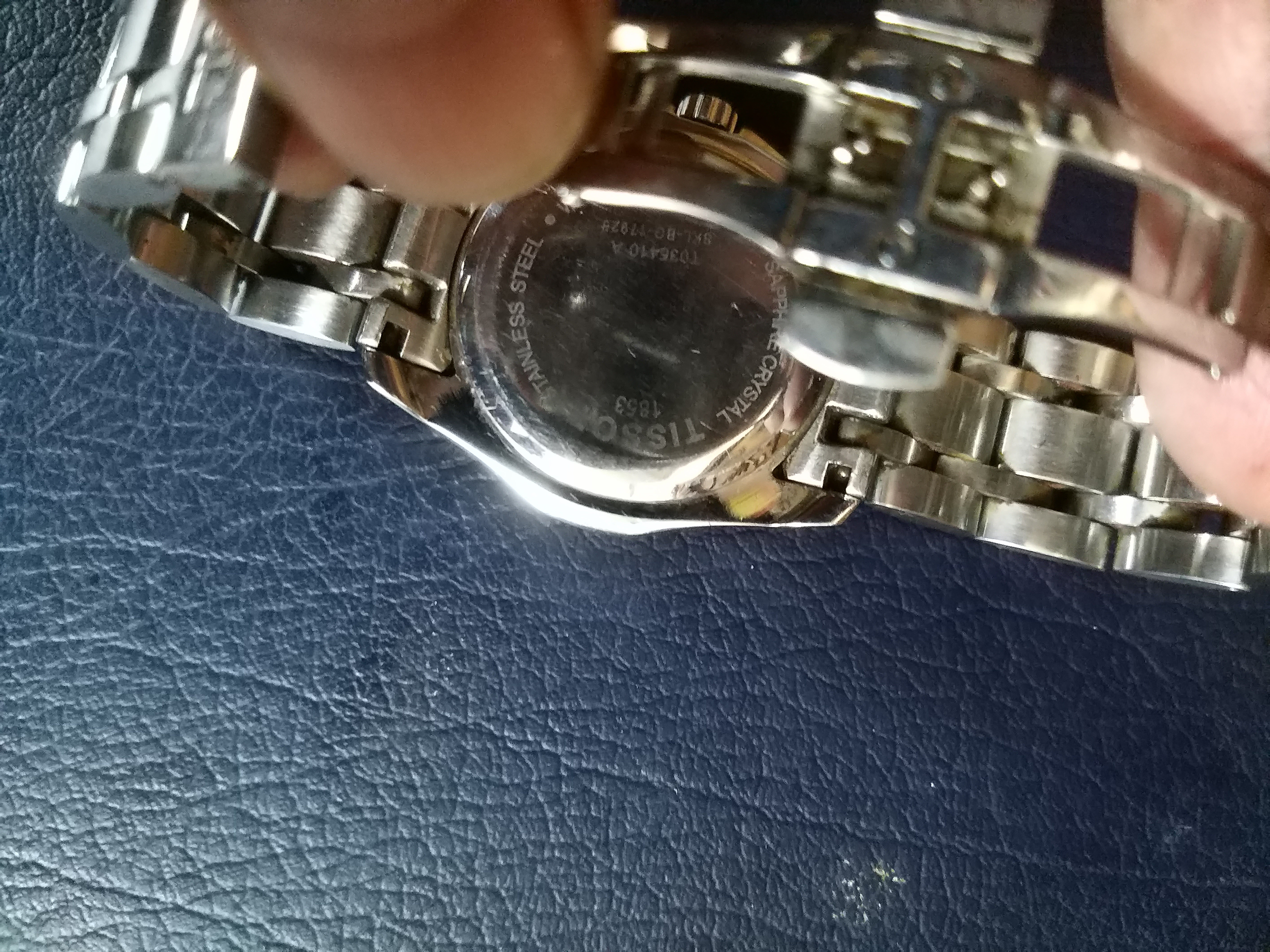 2 Đồng hồ nam hiệu TISSOT.