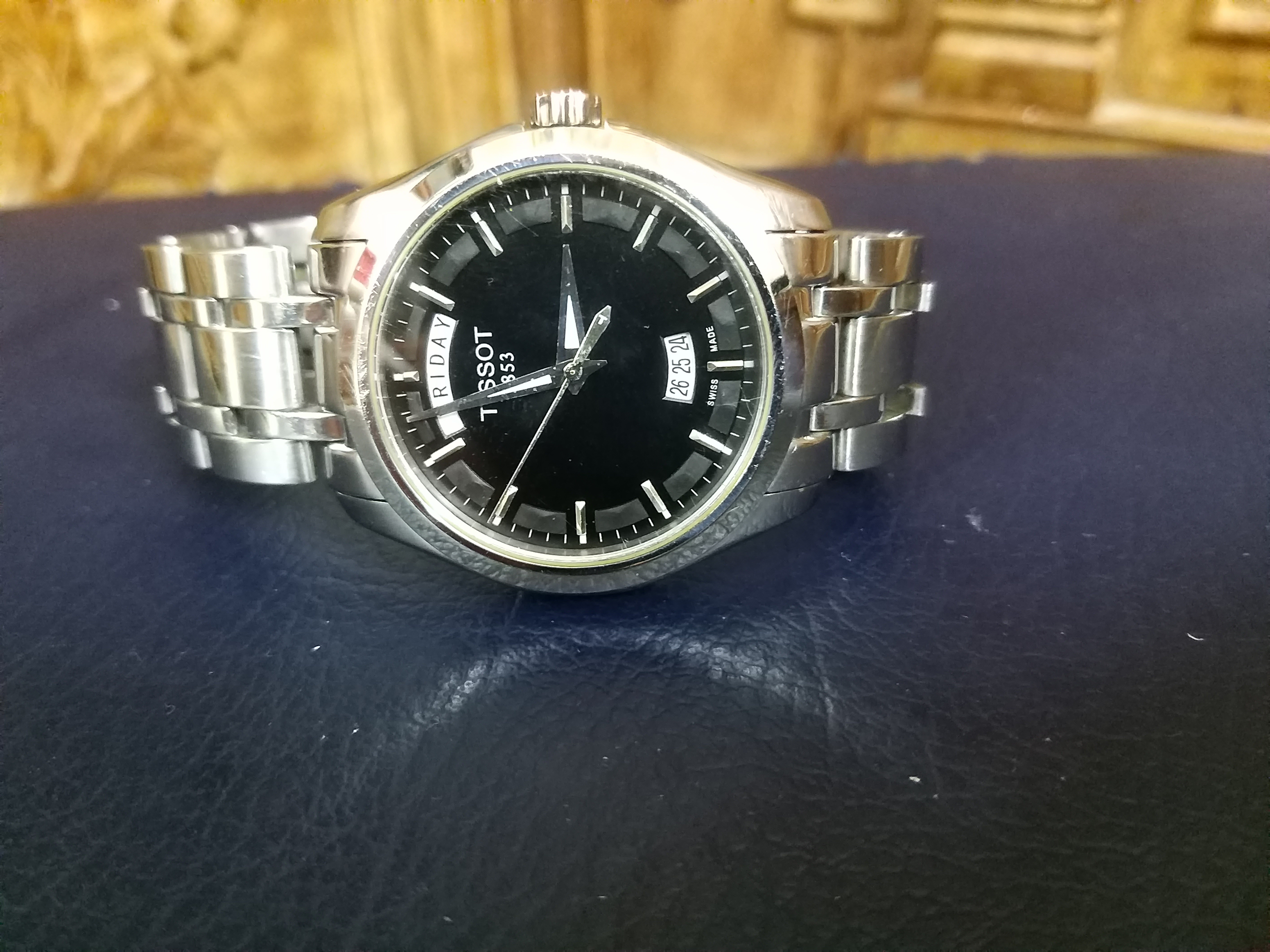 1 Đồng hồ nam hiệu TISSOT.