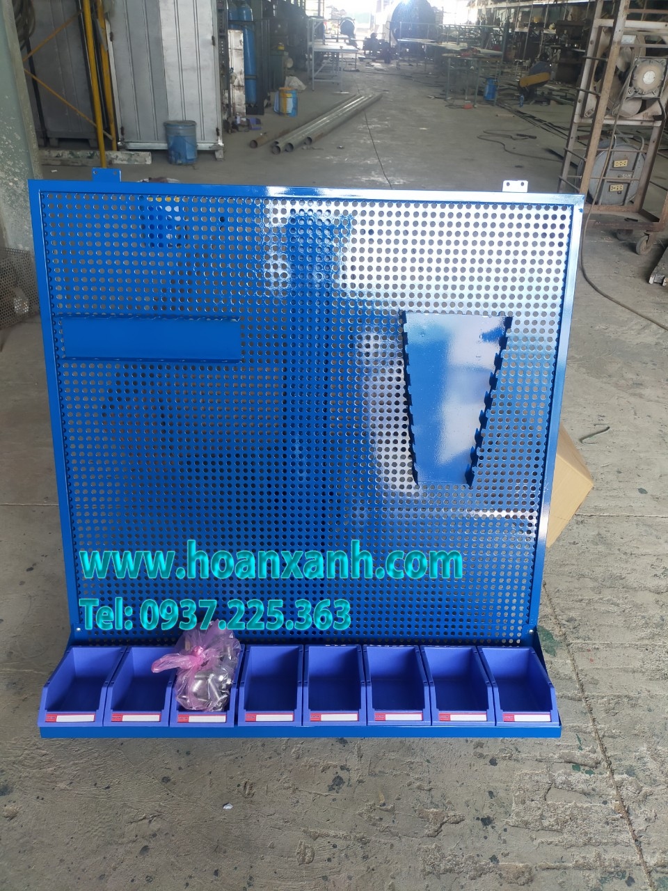 6 Bảng treo dụng cụ, tủ dụng cụ, kệ dụng cụ, bàn nguội cơ khí
