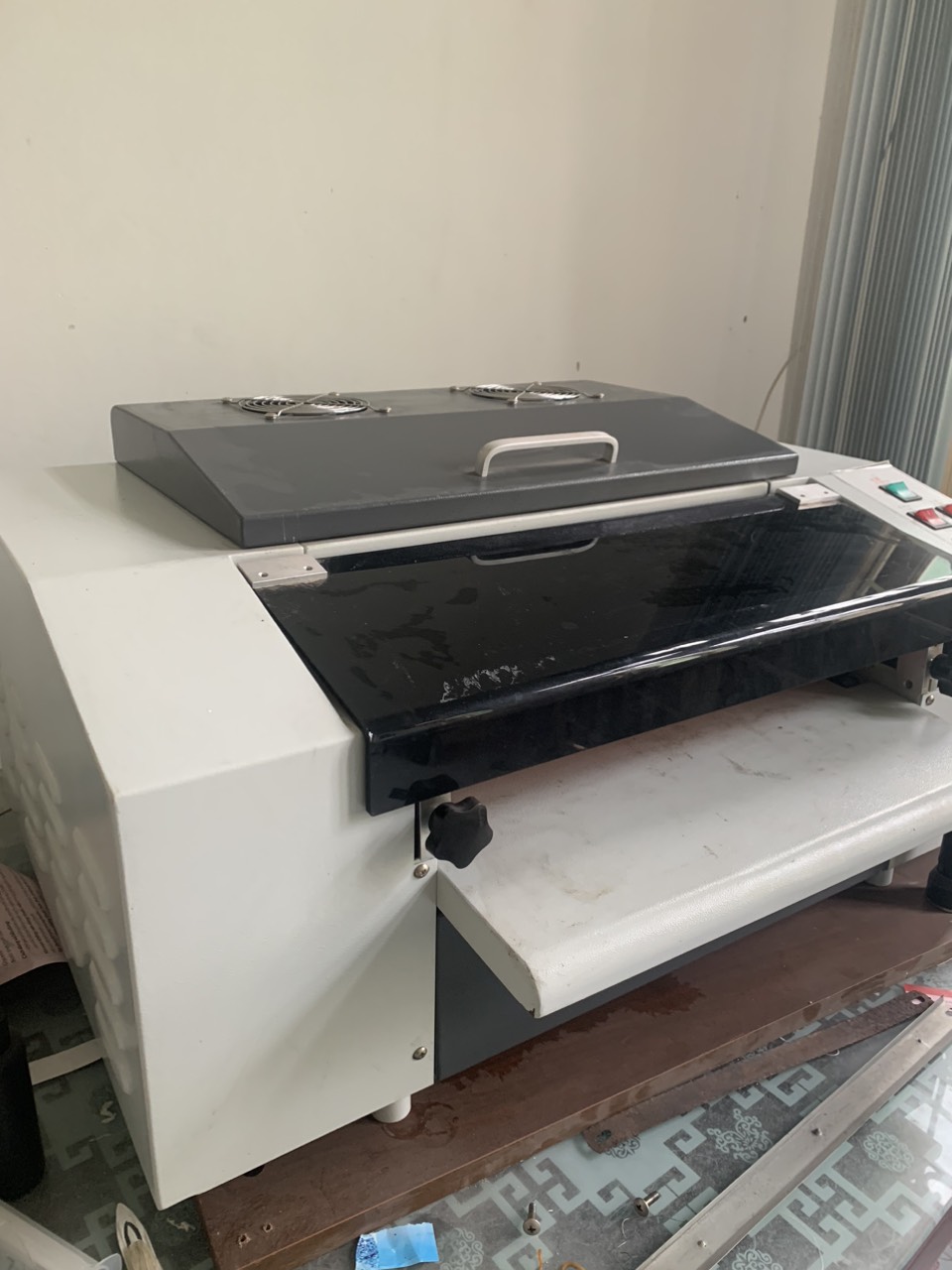 1 Thanh lý máy phủ UV, phủ bề mặt các sản phẩm in ấn