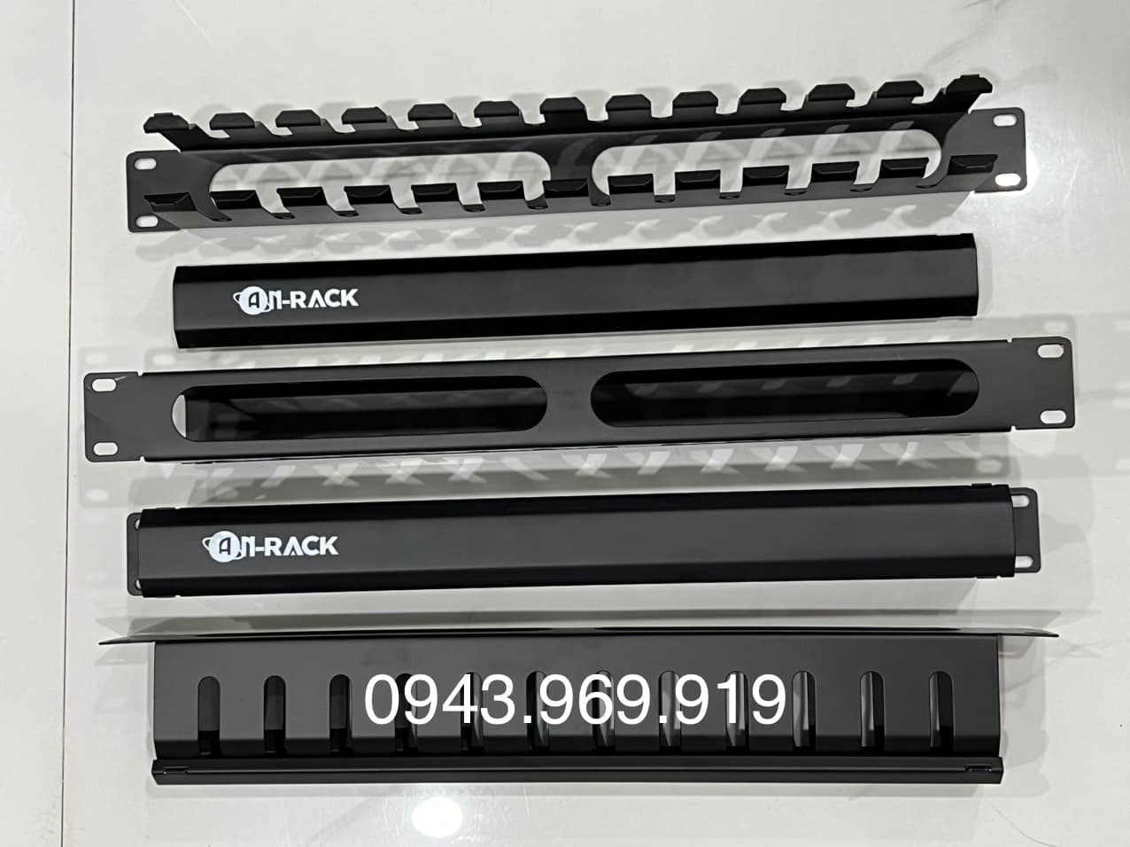 4 Thanh quản lý cáp mạng Anrack , thanh quản lý cáp 1U lắp cho tủ mạng. 4 Thanh quản lý cáp mạng Anrack , thanh quản lý cáp 1U lắp cho tủ mạng.