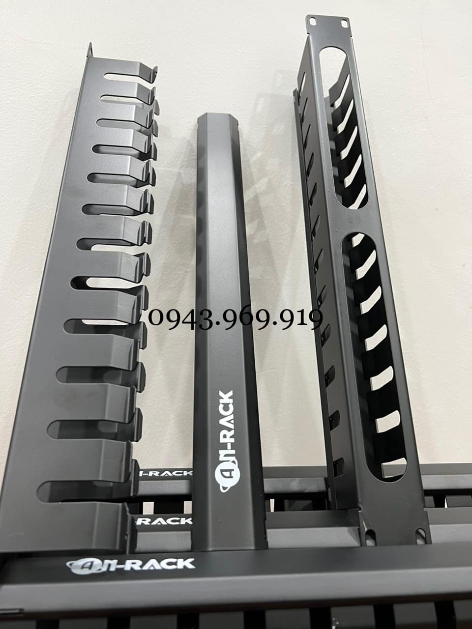 Thanh quản lý cáp mạng Anrack , thanh quản lý cáp 1U lắp cho tủ mạng. Thanh quản lý cáp mạng Anrack , thanh quản lý cáp 1U lắp cho tủ mạng.