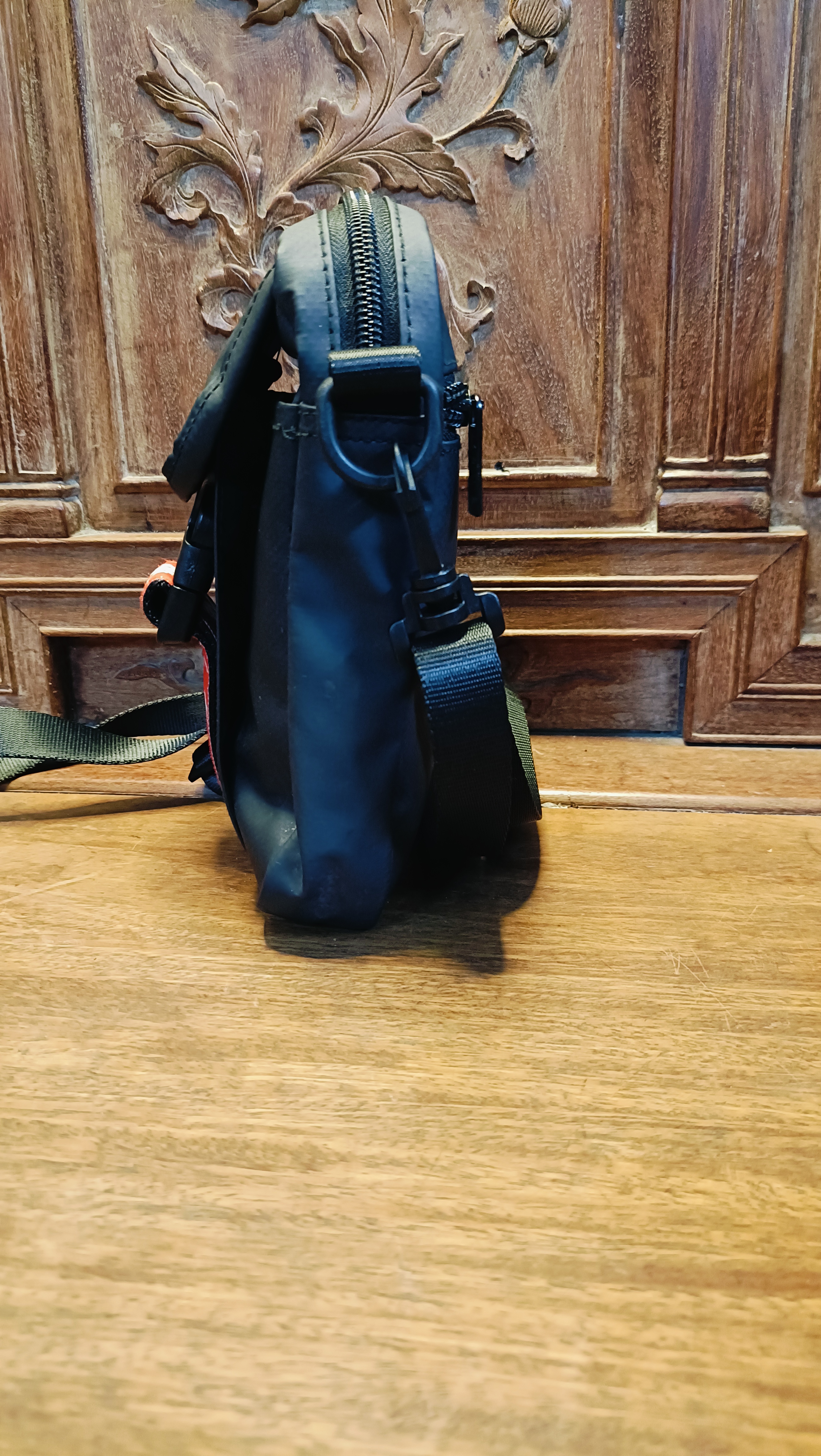 1 Túi đeo chéo nam nữ KAPPA .