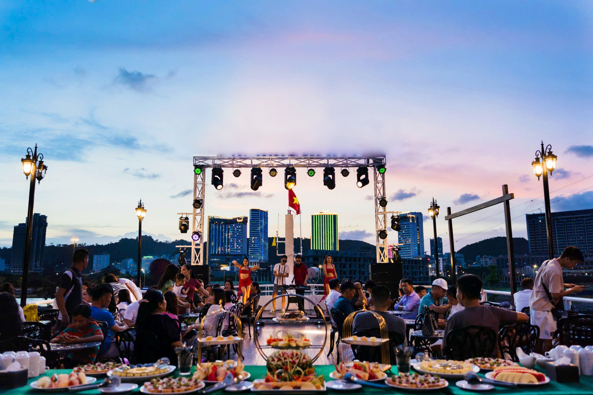 Tour Ăn Tối Trên Du Thuyền Hạ Long - Khuyến Mại Tour Ăn Tối Trên Du Thuyền Hạ Long - Khuyến Mại