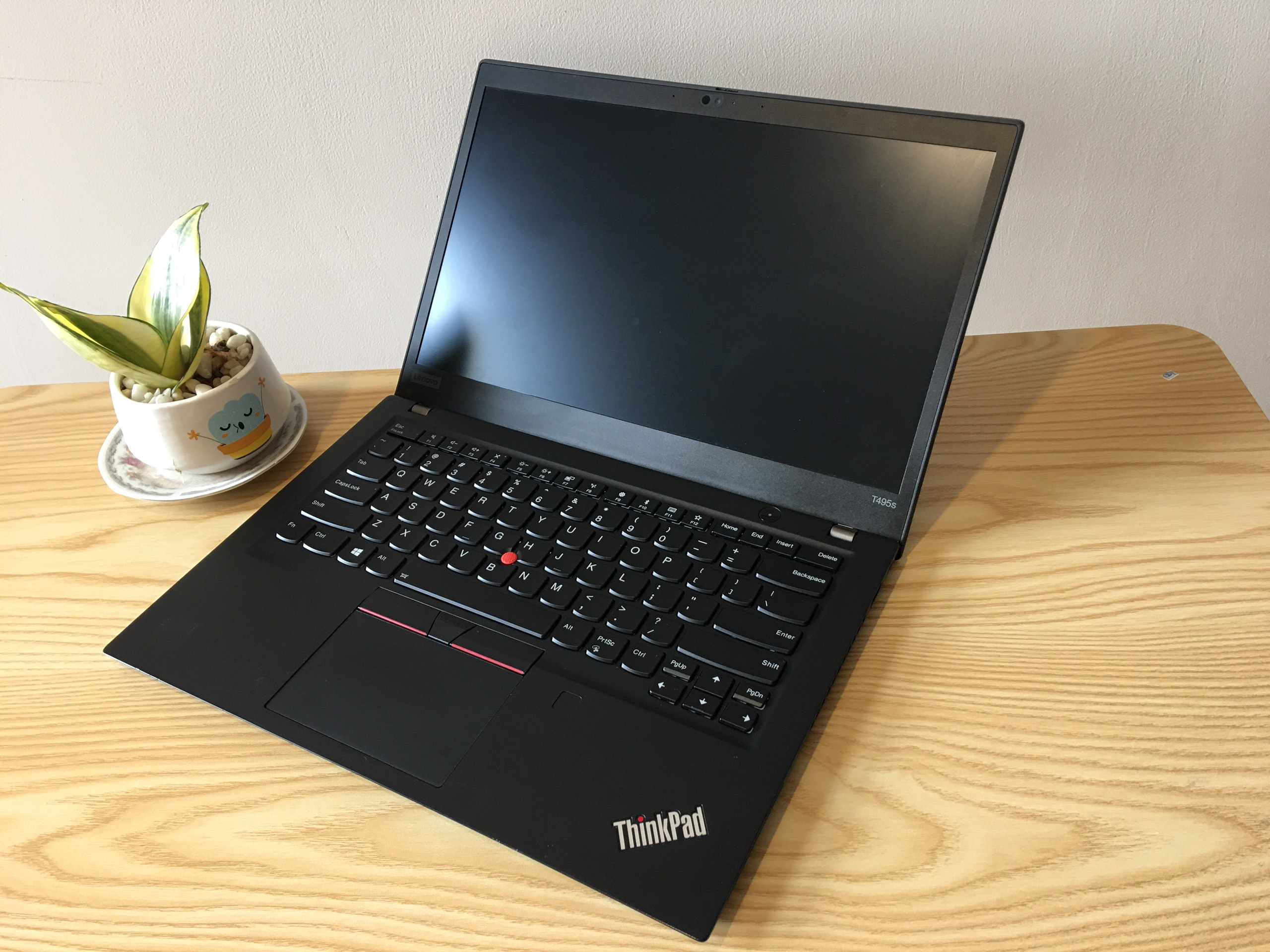 3 ThinkPad T495s AMD Ryzen 7 Pro 3700U, Ram 16G, SSD 256G, VGA AMD Radeon Vega 10 2G