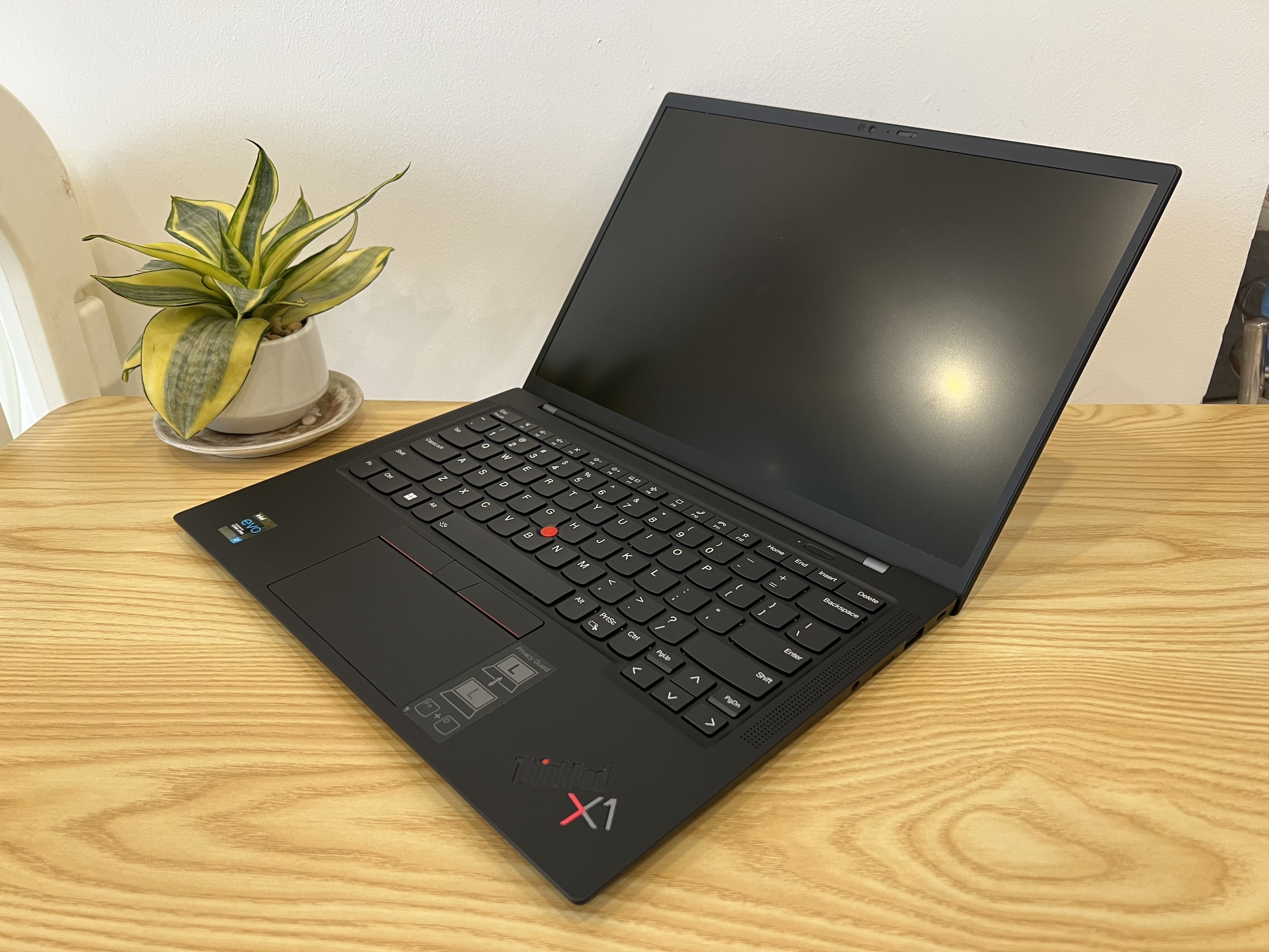 1 Thinkpad X1 carbon Gen 9 Core I7-1185G7, Ram 16GB SSD 512GB nvme, Màn hình 14 inch FHD IPS