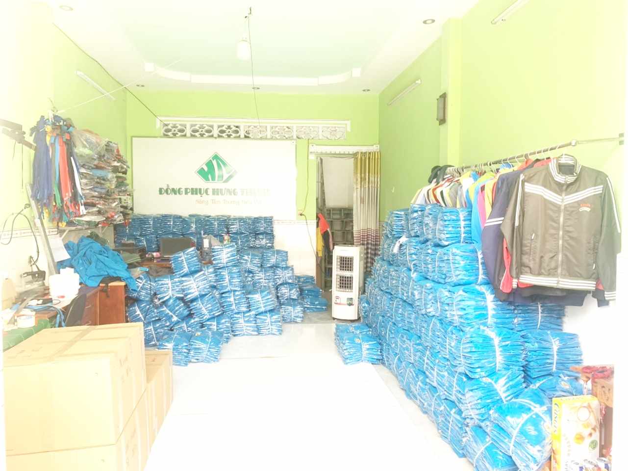 May áo gió theo mẫu riêng có sẵn, tự thiết kế, giá tốt May áo gió theo mẫu riêng có sẵn, tự thiết kế, giá tốt