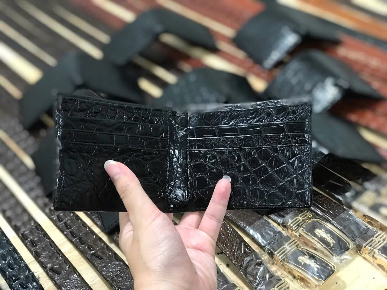 3 Xưởng Sản Xuất Thời Trang Cá Sấu Cao Cấp