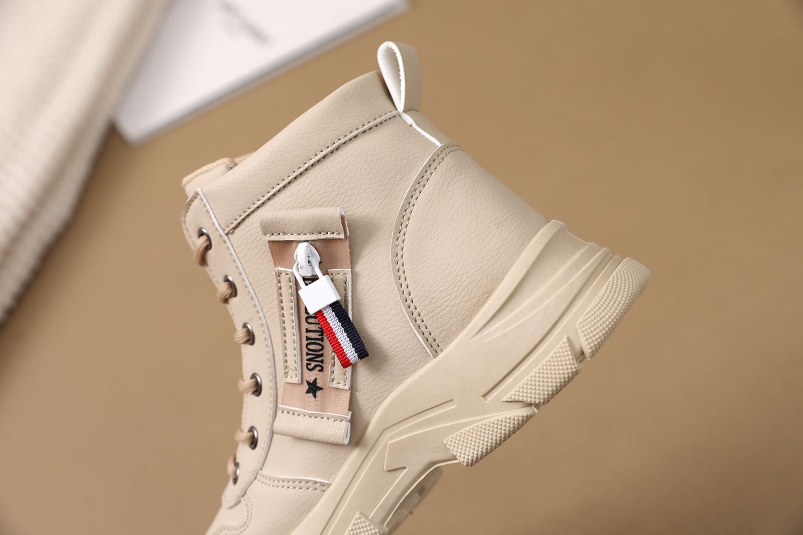 Giày Boot cao cổ dành cho nữ màu trắng phối khóa thu đông phiên bản hàn quốc thời trang thể thao mới Giày Boot cao cổ dành cho nữ màu trắng phối khóa thu đông phiên bản hàn quốc thời trang thể thao mới