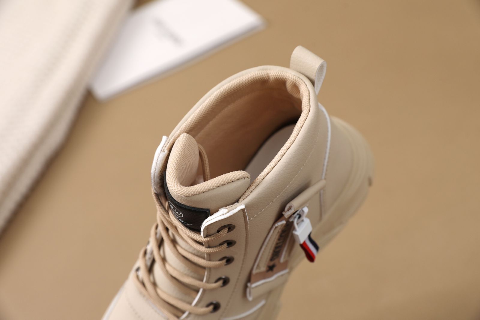 2 Giày Boot cao cổ dành cho nữ màu trắng phối khóa thu đông phiên bản hàn quốc thời trang thể thao mới 2 Giày Boot cao cổ dành cho nữ màu trắng phối khóa thu đông phiên bản hàn quốc thời trang thể thao mới