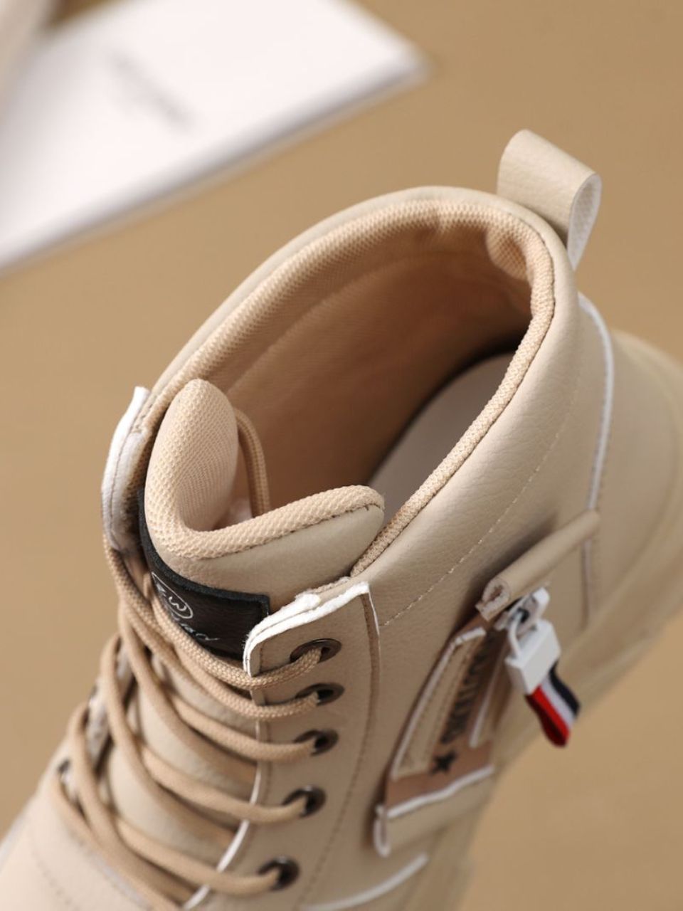 6 Giày Boot cao cổ dành cho nữ màu trắng phối khóa thu đông phiên bản hàn quốc thời trang thể thao mới 6 Giày Boot cao cổ dành cho nữ màu trắng phối khóa thu đông phiên bản hàn quốc thời trang thể thao mới