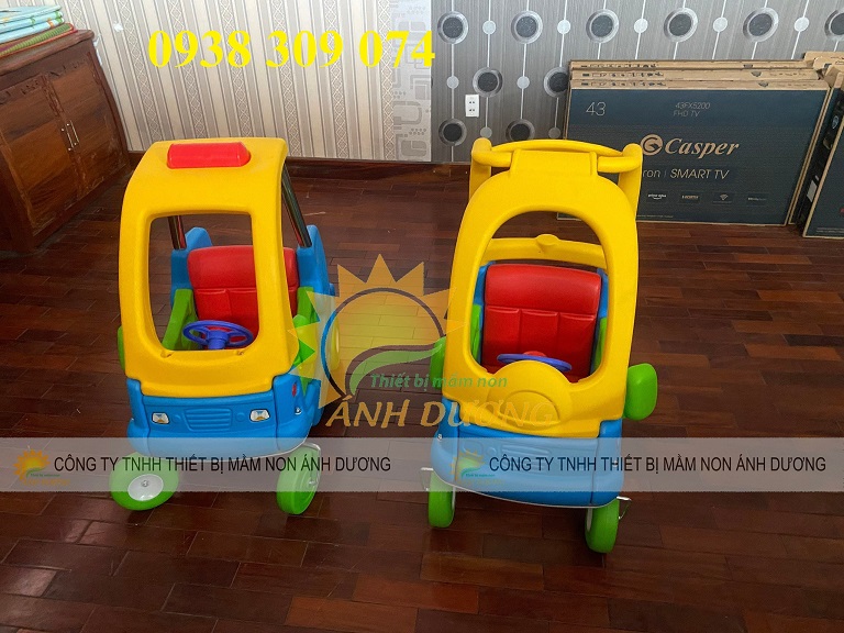 Xe chòi chân ô tô mái vòm, xe ô tô chòi chân 4 bánh có cửa Xe chòi chân ô tô mái vòm, xe ô tô chòi chân 4 bánh có cửa