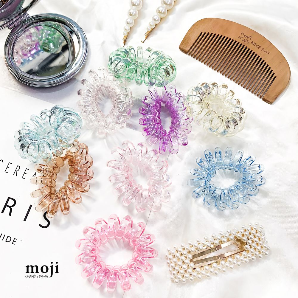 Khám phá dây cột tóc lò xo   phụ kiện tóc cực chất cho mùa hè Khám phá dây cột tóc lò xo   phụ kiện tóc cực chất cho mùa hè