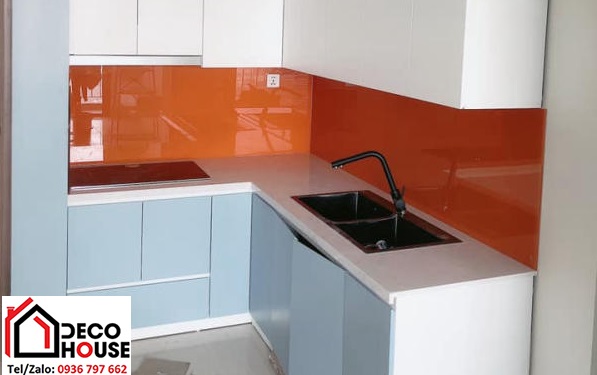 Ưu và nhược điểm của kính ốp bếp màu cam so với các màu khác Ưu và nhược điểm của kính ốp bếp màu cam so với các màu khác