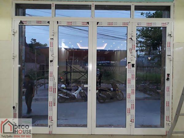 Mẫu cửa kính lùa treo ray nhôm đẹp cho phòng khách Mẫu cửa kính lùa treo ray nhôm đẹp cho phòng khách