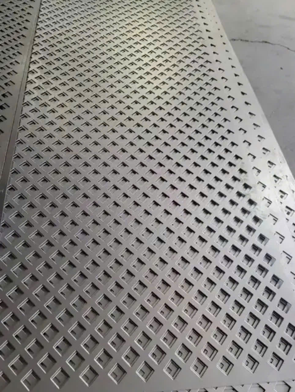 Gia công mặt dựng công trình tôn đột lỗ giá rẻ