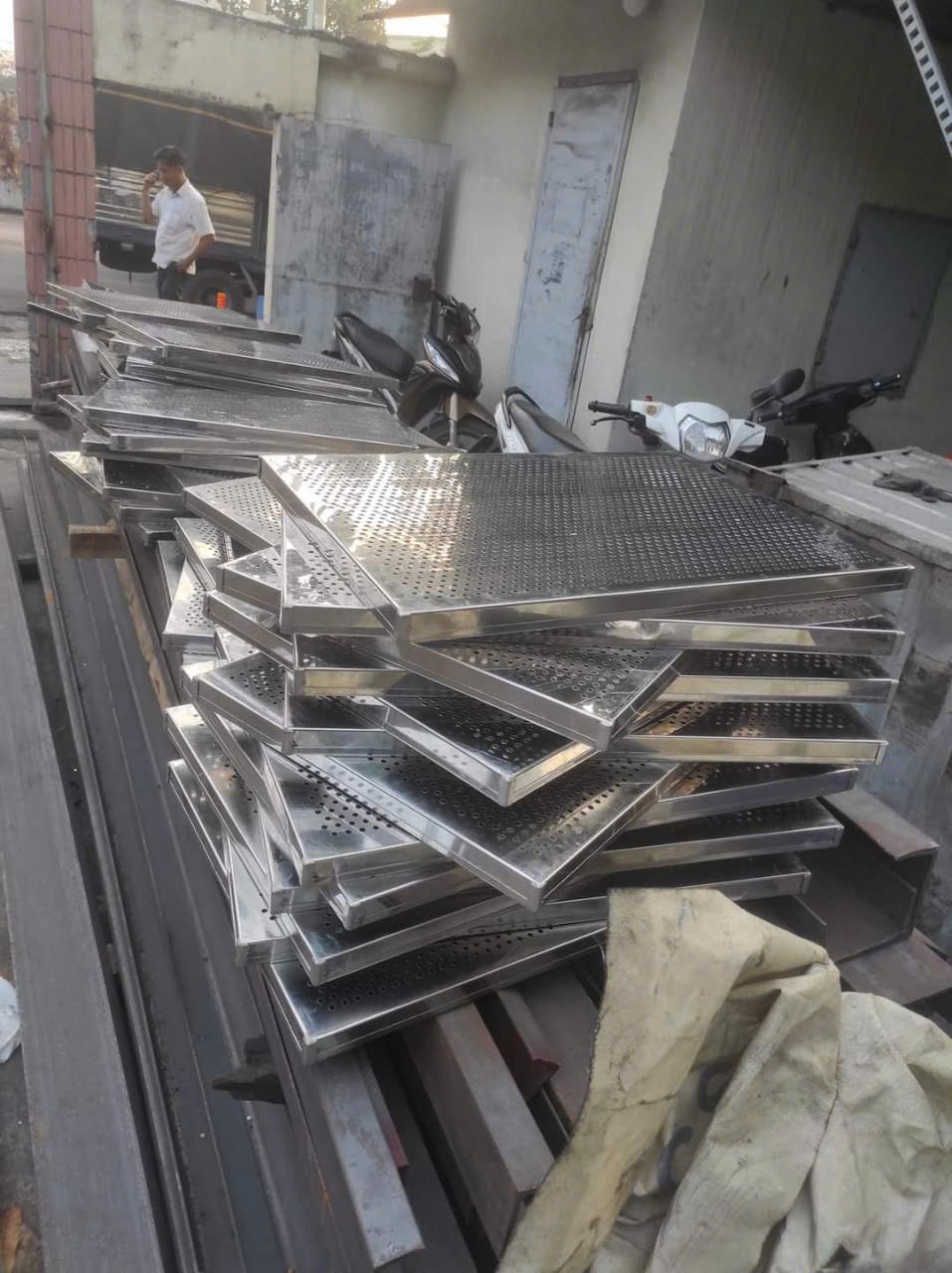 1 Gia công mặt dựng công trình tôn đột lỗ giá rẻ