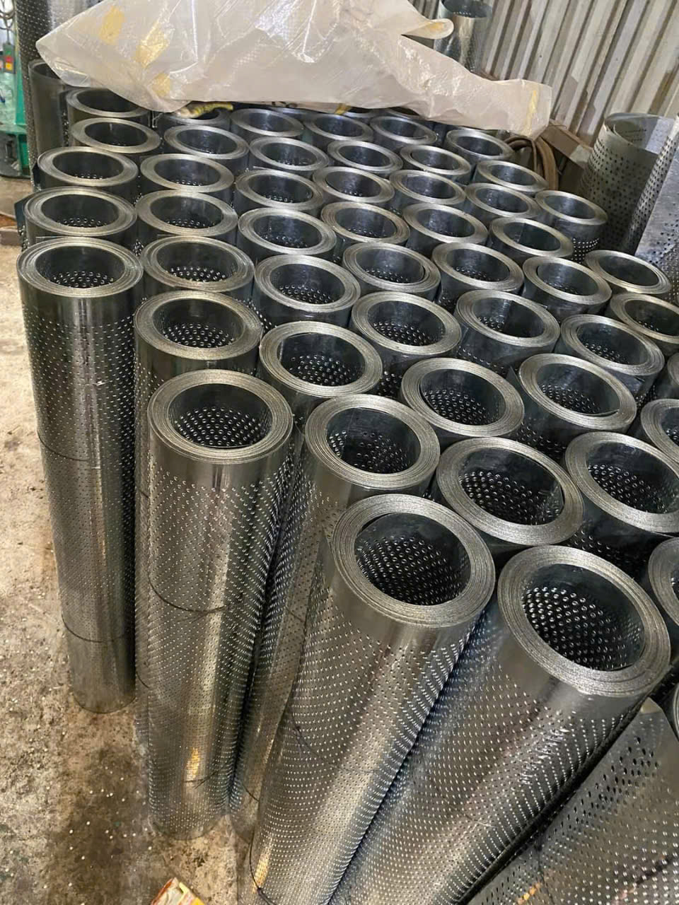 2 Gia công mặt dựng công trình tôn đột lỗ giá rẻ