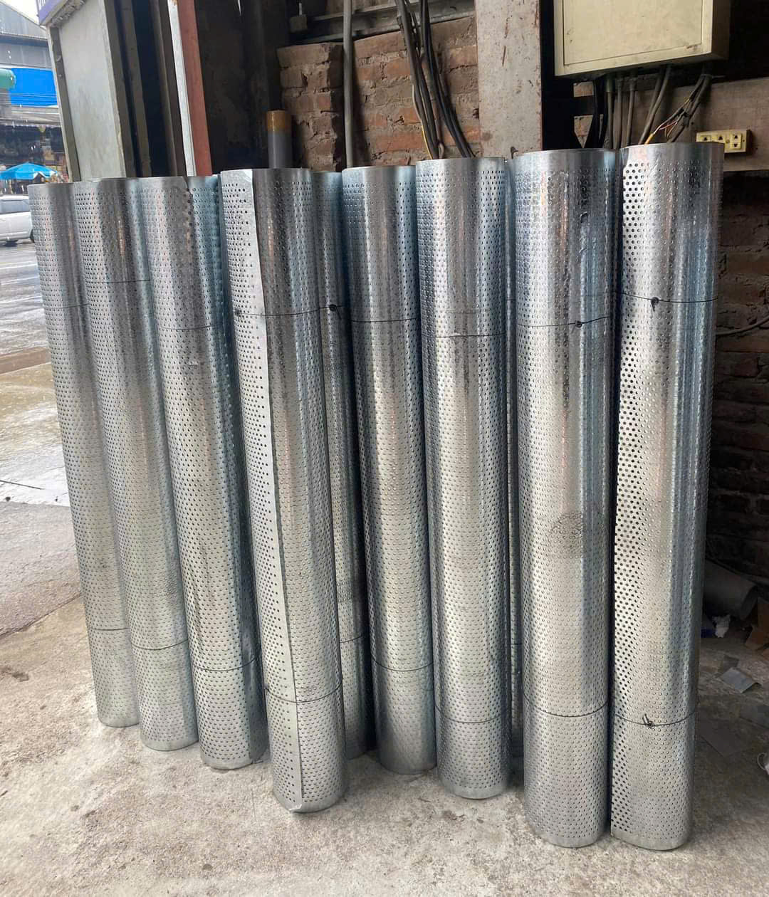 4 Gia công mặt dựng công trình tôn đột lỗ giá rẻ