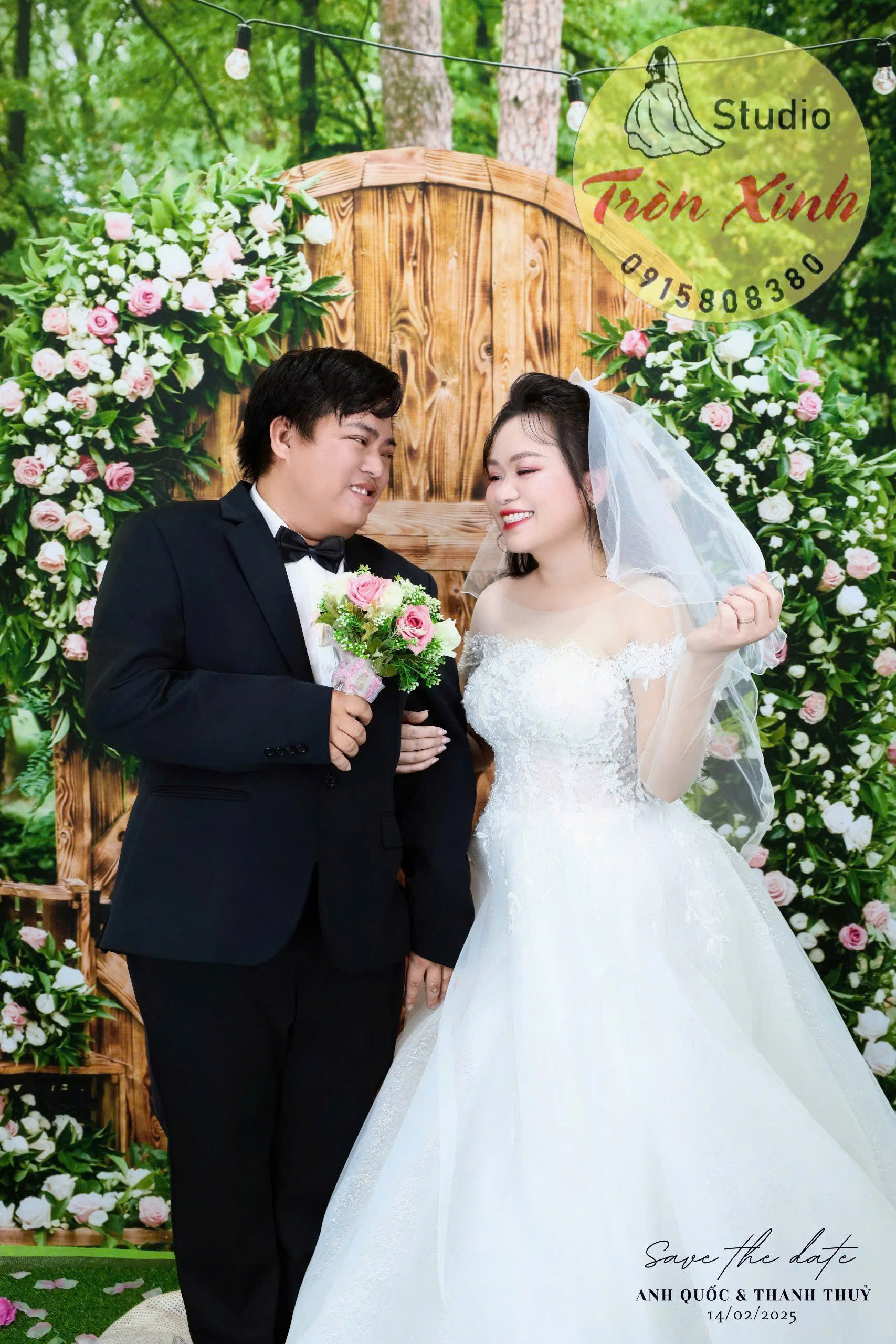 Biến mỗi cô dâu thành nàng công chúa trong chính câu chuyện tình yêu của mình. Biến mỗi cô dâu thành nàng công chúa trong chính câu chuyện tình yêu của mình.