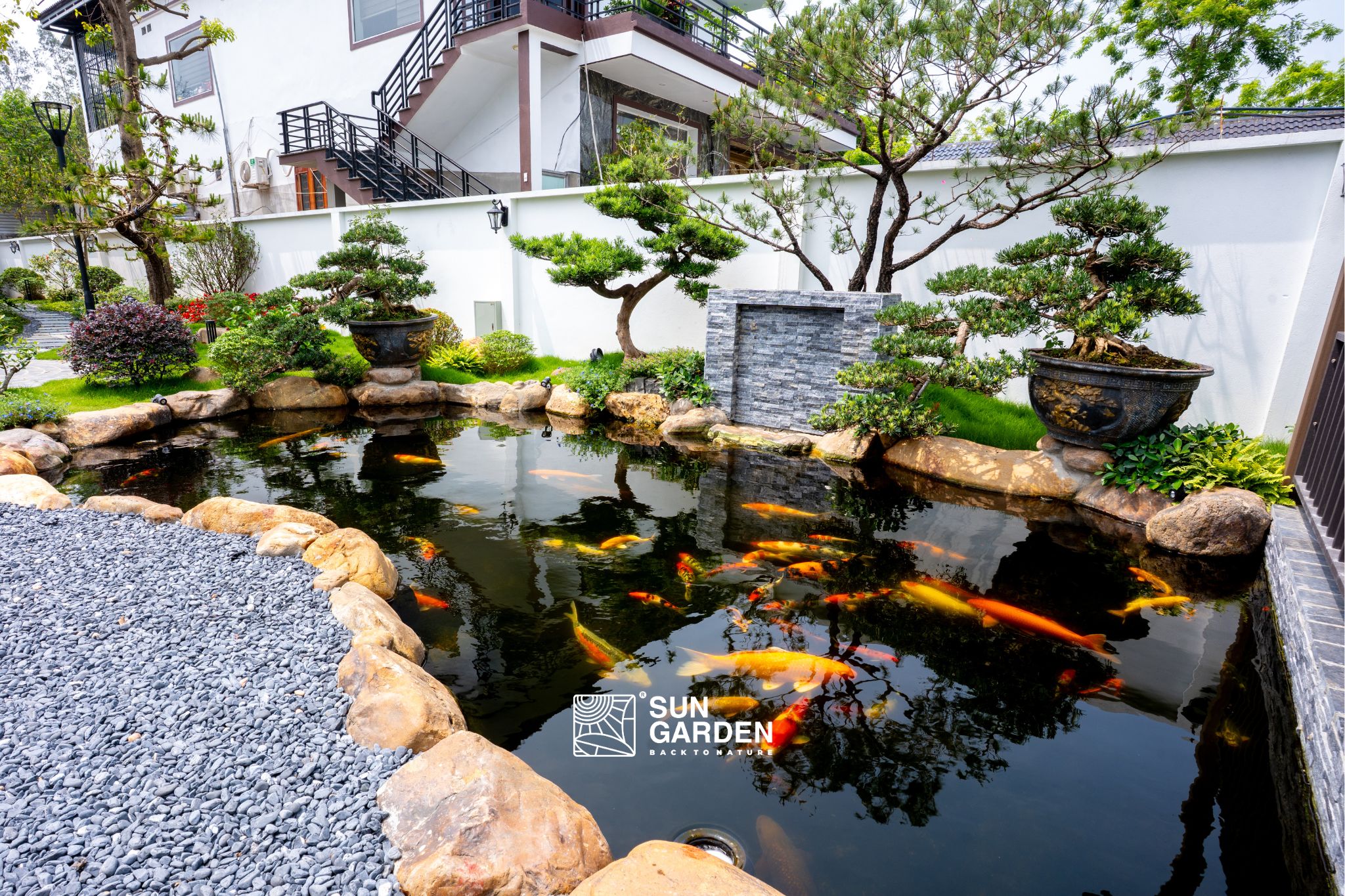 1 Ý tưởng mẫu sân vườn nhỏ đẹp với tiểu cảnh và lối đi tự nhiên
