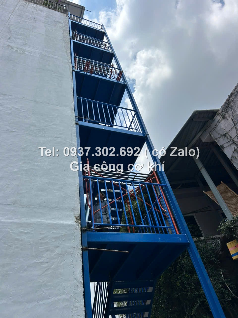 4 Cầu thang thoát hiểm, cầu thang PCCC, cầu thang thoát hiểm cho chung cư mini