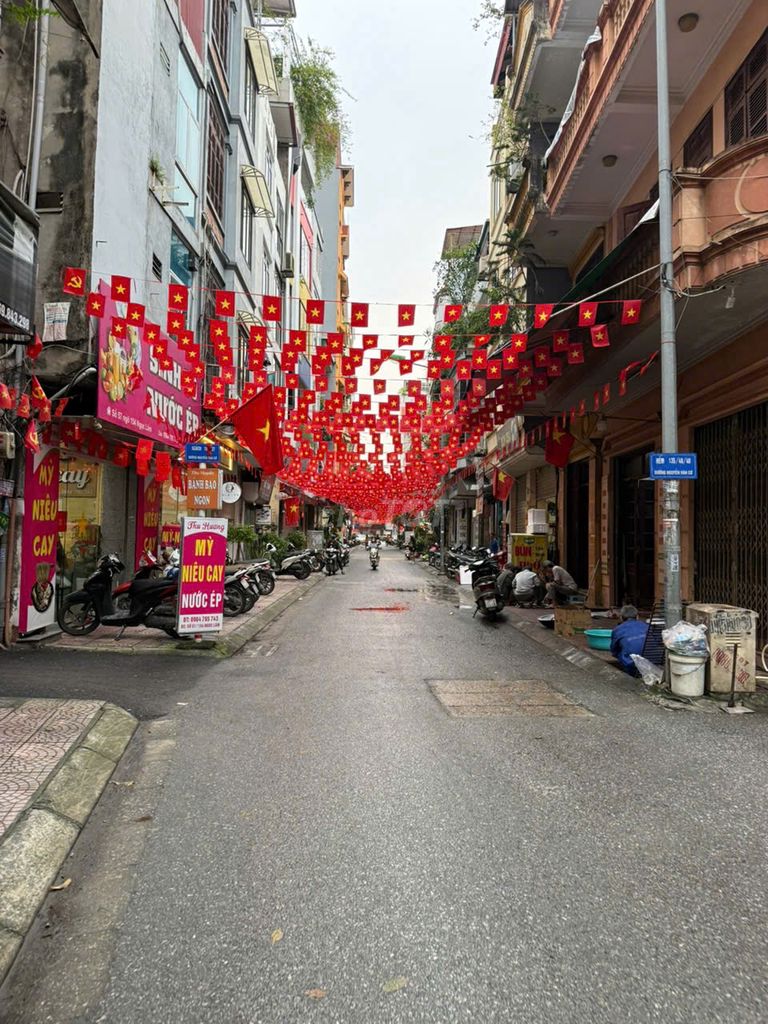 Bán nhà mặt ngõ 154 Ngọc Lâm. Nhà 5 tầng nở hậu đẹp. Ngõ kinh doanh