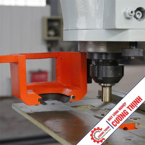 1 Máy đột dập liên hợp đa năng   thiết bị xử lý nhiều tác vụ trên một máy