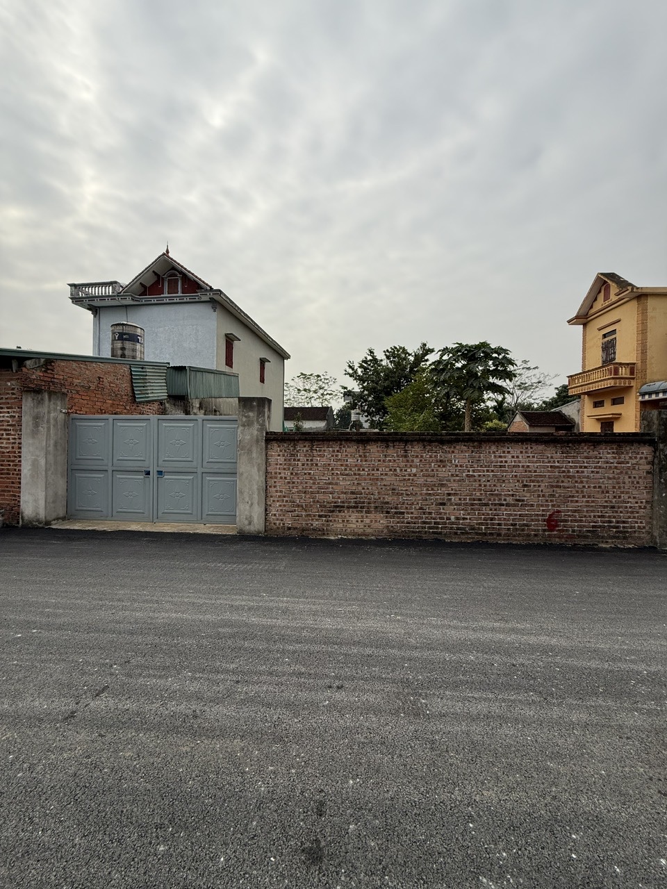 2 Chính chủ cần bán đất ở thôn 6 Phú Cát đường nhựa, cách mặt đường đôi vành đai KCN 20m, gần Nhà máy