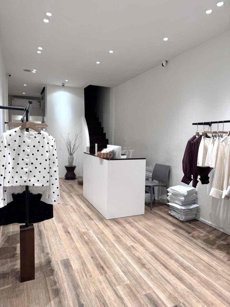 5 Cho thuê nhà mặt phố HUẾ - Đối diện CHỢ HÔM