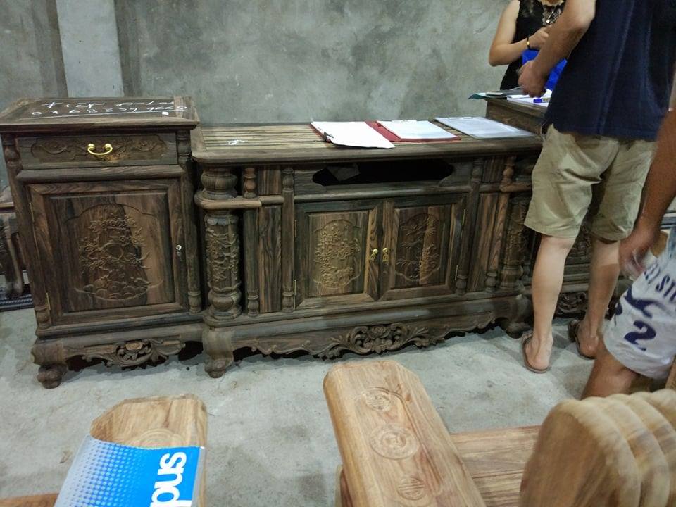 1 Kệ Tivi Cột Nho Gỗ Mun