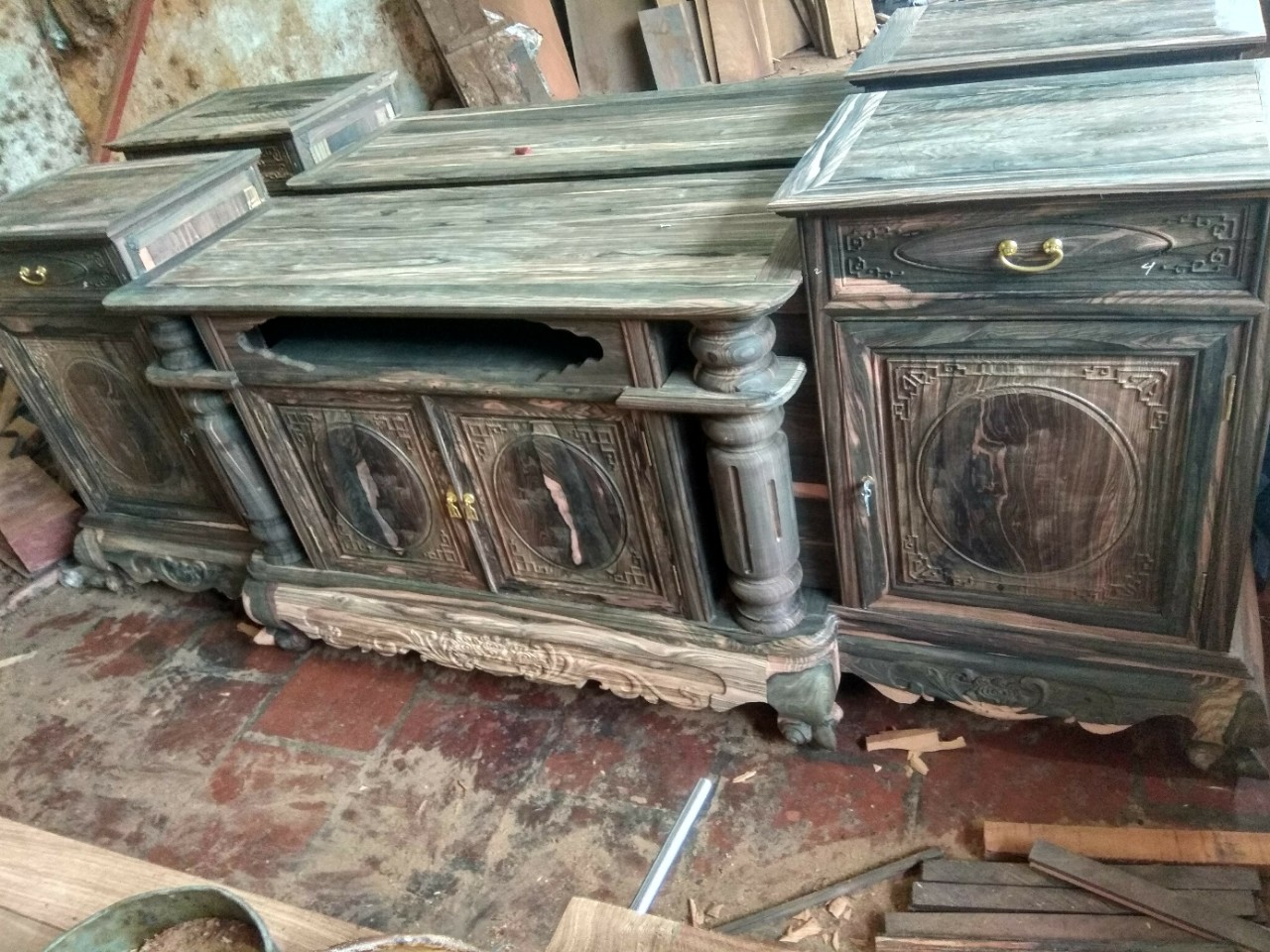 2 Kệ Tivi Cột Nho Gỗ Mun