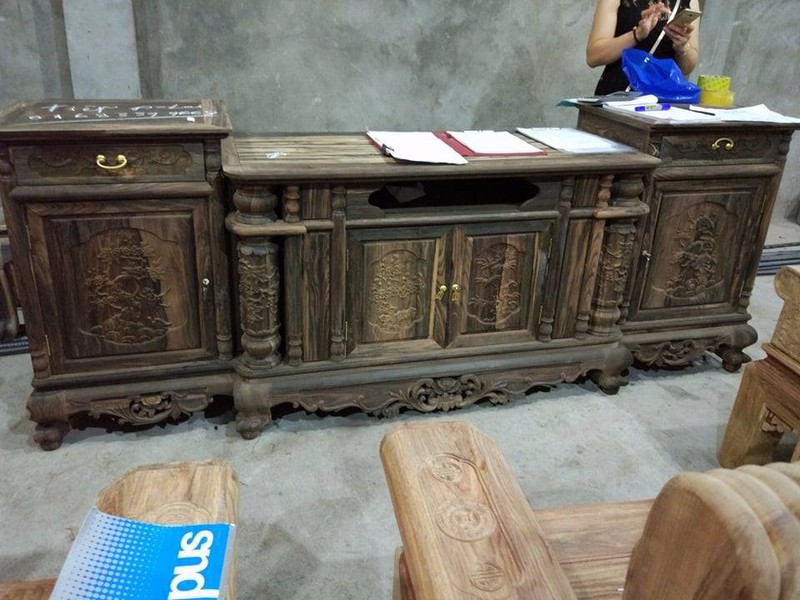 4 Kệ tivi gỗ mun và kệ tivi cột nho gỗ mun mẫu mới