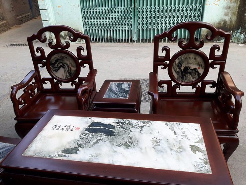 2 Bộ Bàn Ghế Guột Móc Mỏ Khảm Đá Gỗ Gụ 2 Bộ Bàn Ghế Guột Móc Mỏ Khảm Đá Gỗ Gụ