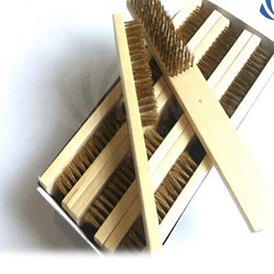 4 Bàn chải đồng cán gỗ 13.500đ/c 4 Bàn chải đồng cán gỗ 13.500đ/c