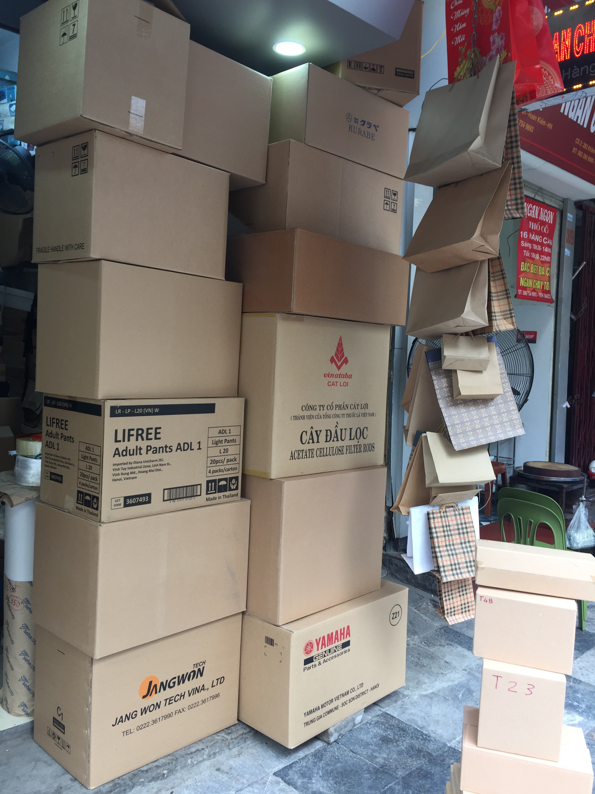 1 Hộp thùng carton, giấy bìa, túi giấy karaft các loại 1 Hộp thùng carton, giấy bìa, túi giấy karaft các loại