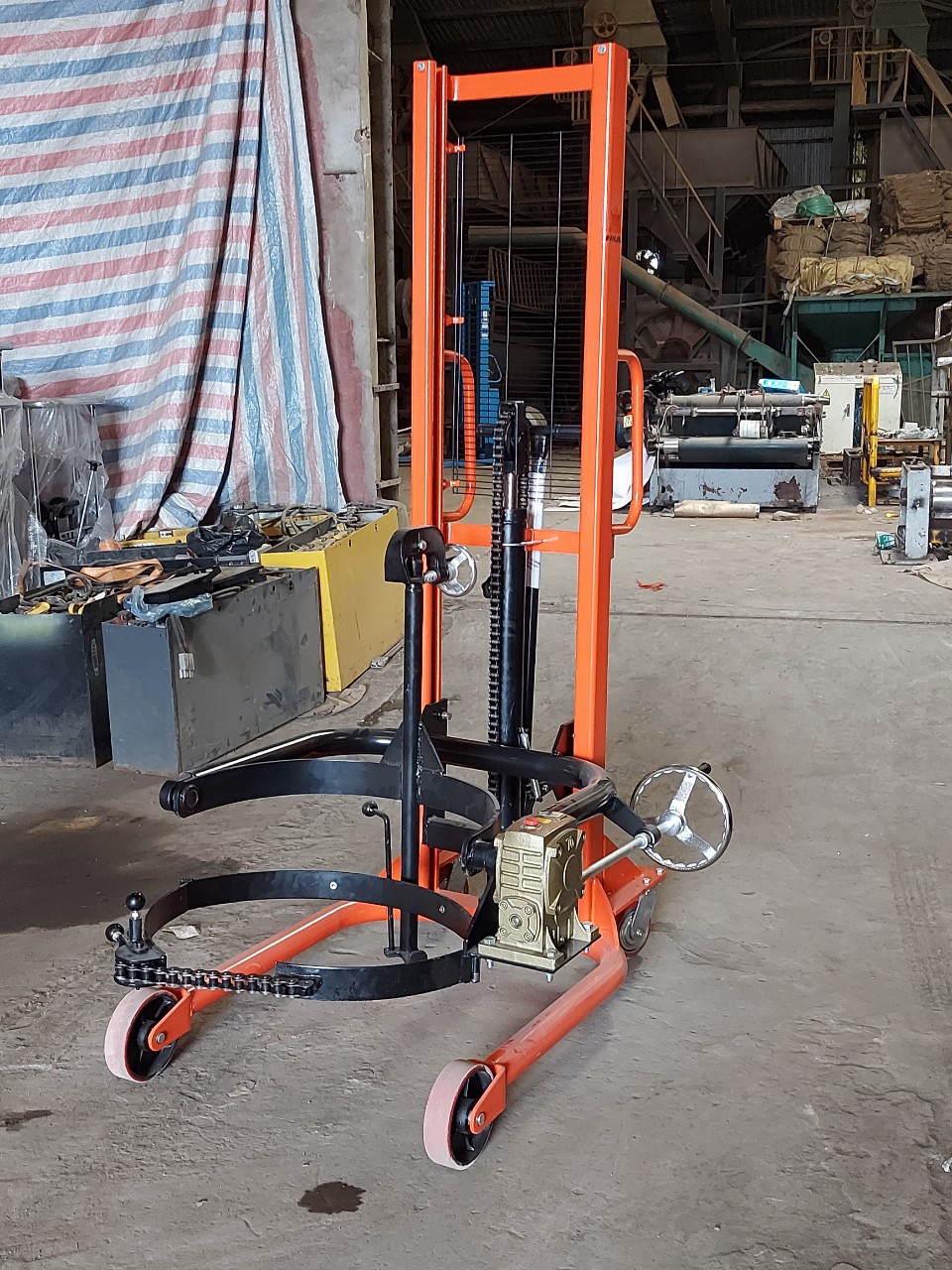 Xe nâng quay đổ phuy 350kg cao 1.4m COT0.35 giá rẻ
